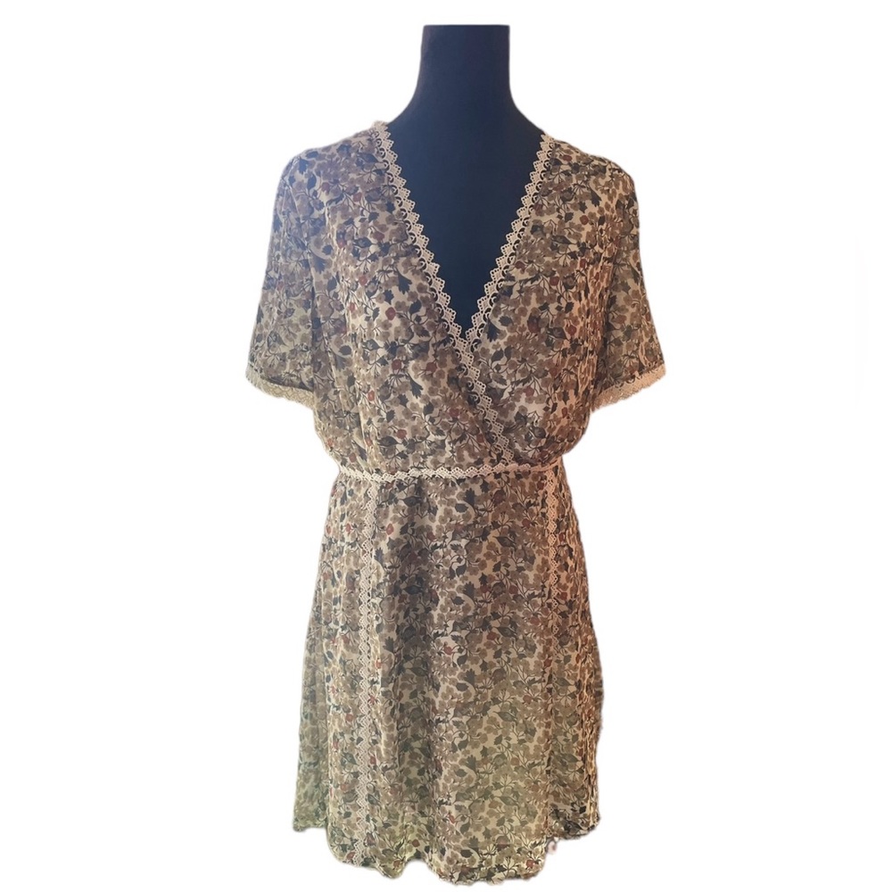 Sadie & Sage Floral V Neck Short Dress Size Medium